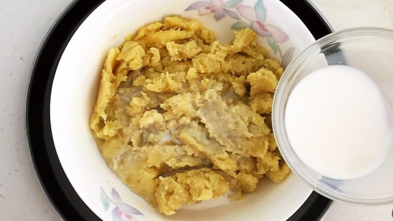 美味小零食 无油版红薯椰香小方,加入50ml纯牛奶