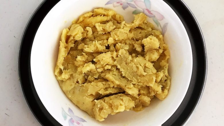 美味小零食 无油版红薯椰香小方,把红薯压成泥