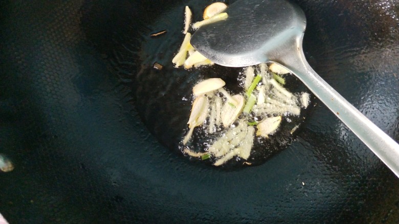 不用油炸比肉还好吃的鱼香茄子,锅内放油烧热,放生姜大蒜爆香。