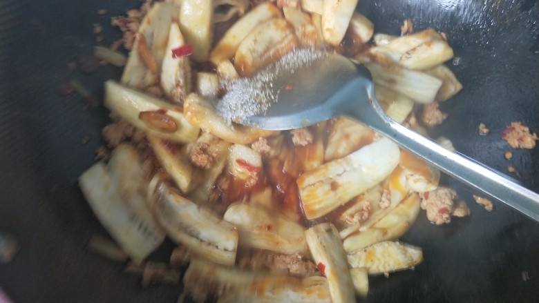 不用油炸比肉还好吃的鱼香茄子,放盐,<a style='color:red;display:inline-block;' href='/shicai/ 3729'>白糖</a>,味极鲜酱油翻炒。