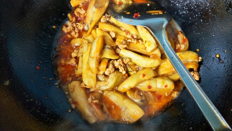 不用油炸比肉还好吃的鱼香茄子,收汁,再淋一勺<a style='color:red;display:inline-block;' href='/shicai/ 750'>陈醋</a>。