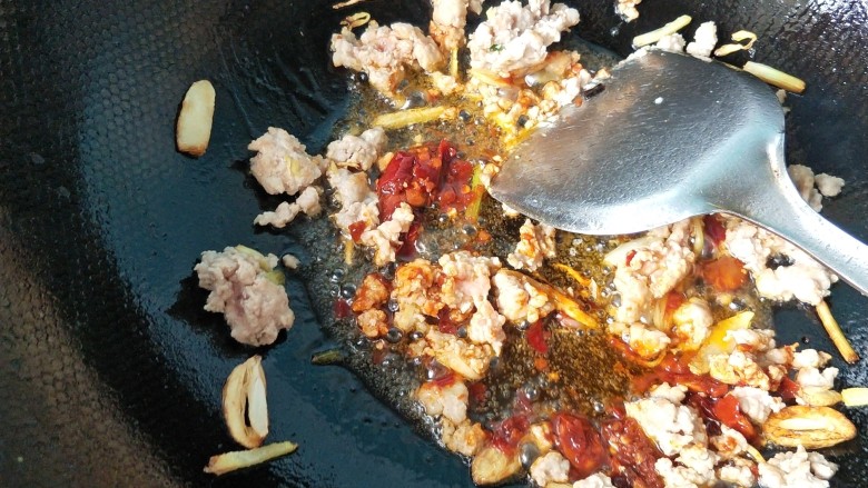 不用油炸比肉还好吃的鱼香茄子,放一勺<a style='color:red;display:inline-block;' href='/shicai/ 705'>豆瓣酱</a>,炒出红油。