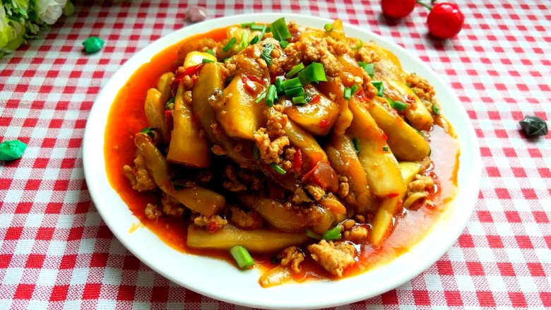 不用油炸比肉还好吃的鱼香茄子,装盘,好吃的停不下来,一点也不油腻。