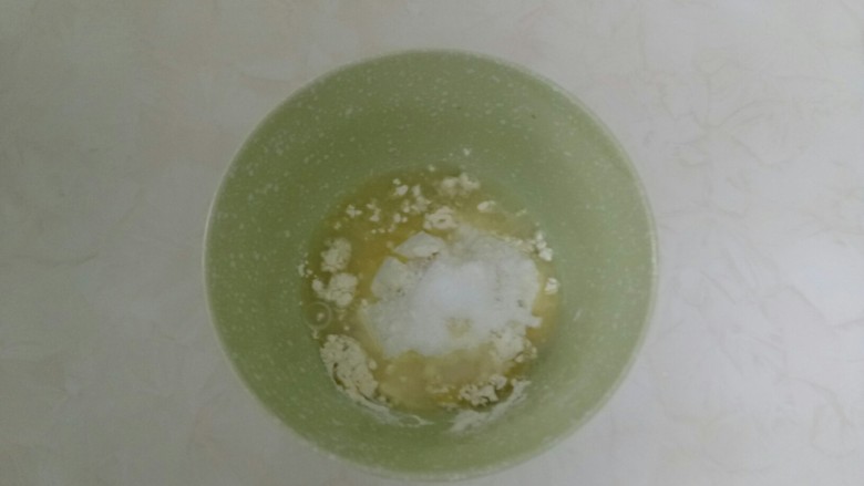 紫薯酥,所有材料倒入碗里。