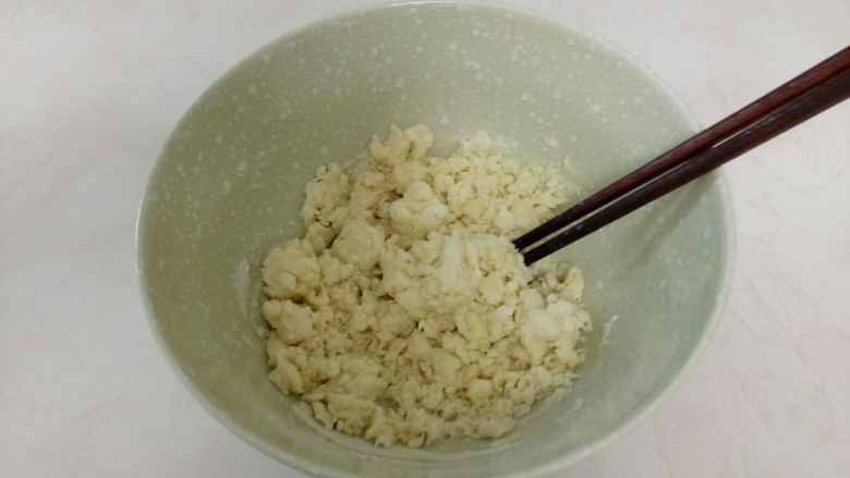 紫薯酥,用筷子搅拌均匀。