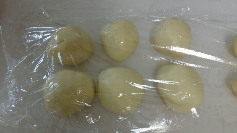 紫薯酥,用保鲜膜盖住。