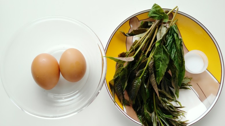 香椿炒鸡蛋,准备所需食材:<a style='color:red;display:inline-block;' href='/shicai/ 9'>鸡蛋</a>两个、香椿30克、盐(一人份)适量。