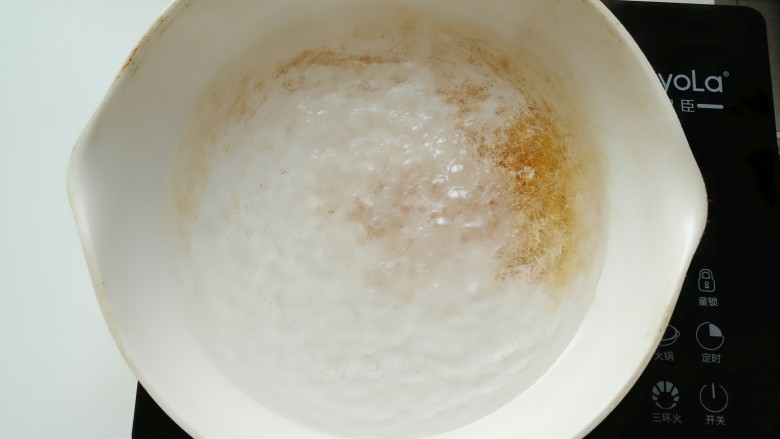 香椿炒鸡蛋,起锅烧水,水煮沸后,放入提前准备好的香椿。
