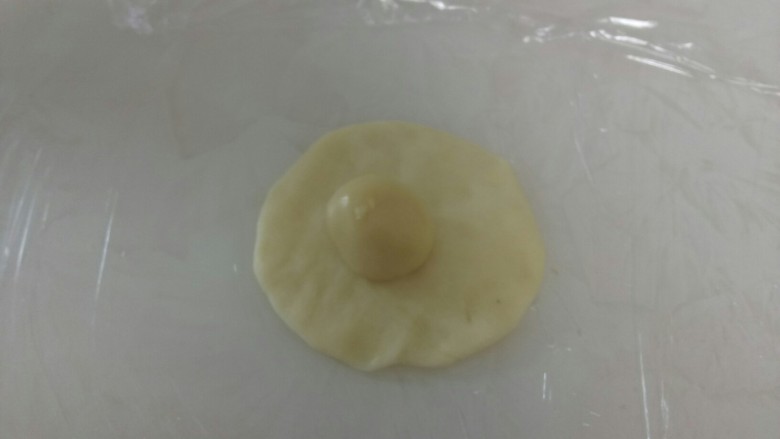 紫薯酥,取一个油皮擀薄片，放入油酥。