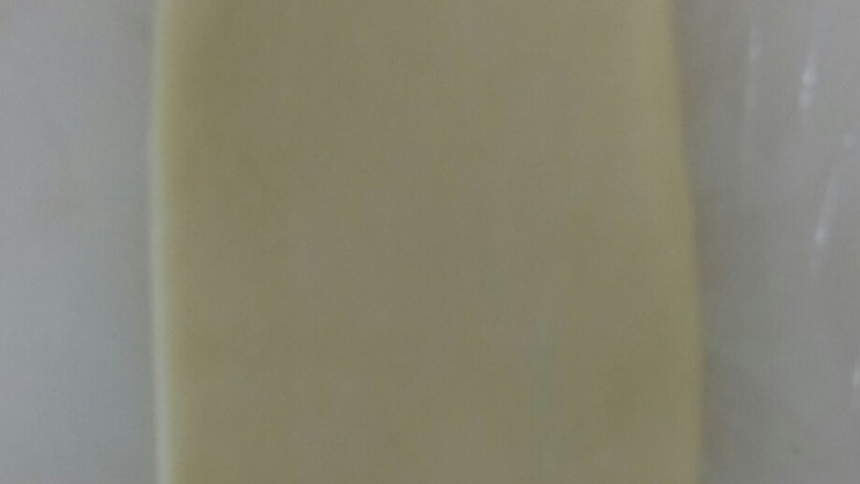 紫薯酥,取一个面团，擀成牛舌状。