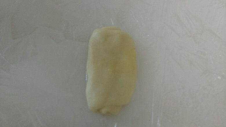 紫薯酥,取一个油酥卷，用手压扁。