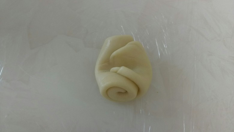 紫薯酥,取一个油酥卷用拇指从中间按一下。