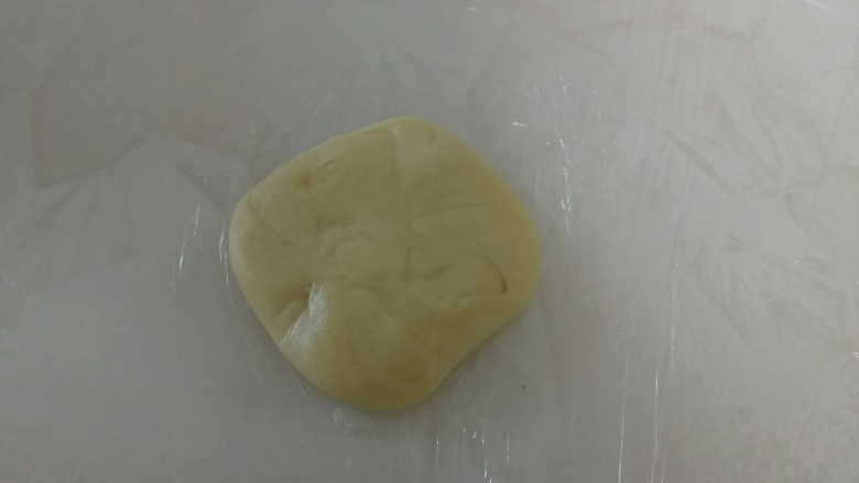 紫薯酥,用手压扁。