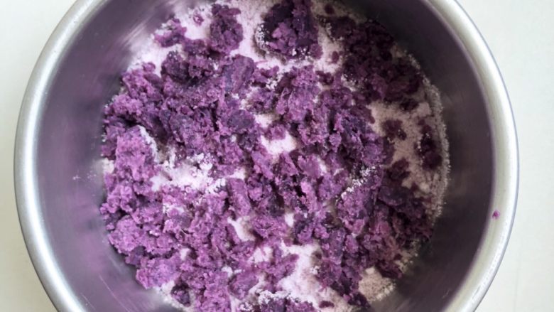 紫薯松糕,铺一层粉,放一层紫薯