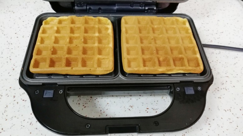 南瓜米糊华夫饼,加热5-8分钟,注意观察上色情况。