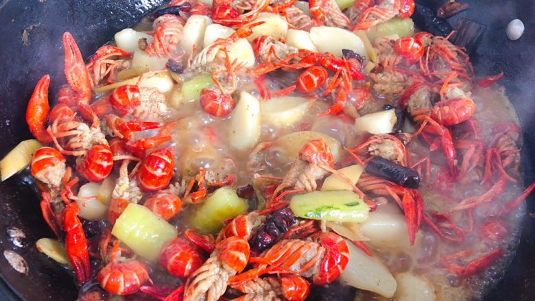 香辣小龙虾,然后放水去焖煮20分钟,收汁入味,
