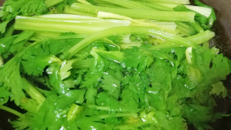 西芹大肉馅饺子,锅里烧开水加一点盐和食用油,下入洗干净的西芹焯一下水,捞出过凉水备用。