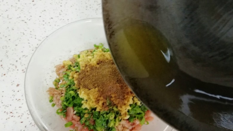 西芹大肉馅饺子,炒锅内倒适量的食用油烧热,浇在十三香上面。