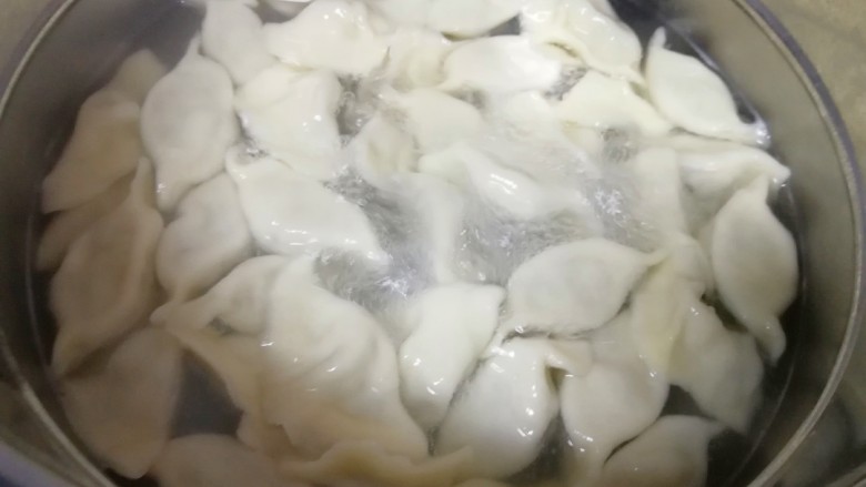 西芹大肉馅饺子,锅内放水烧开煮饺子,我一般是煮三开点三次水,再开盖煮一会儿,饺子就熟了。