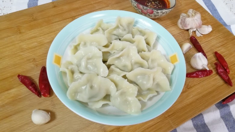 西芹大肉馅饺子,煮好的饺子装盘，根据自己的口味调一个蘸汁。