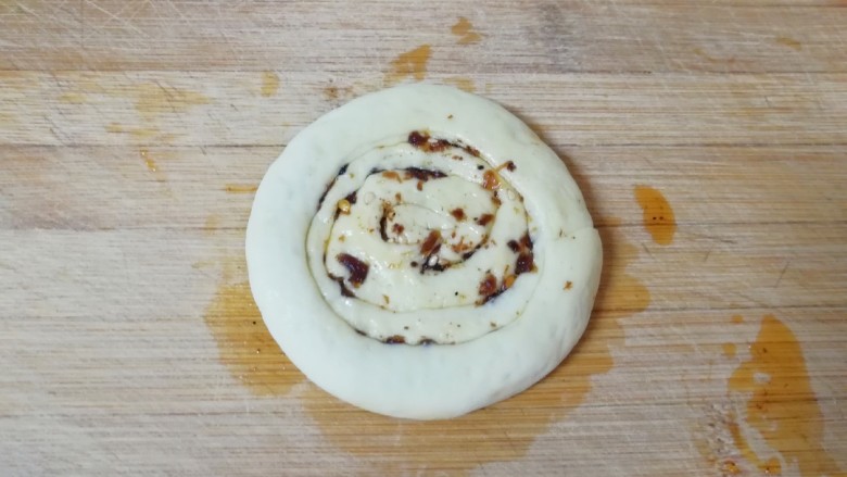 芹菜汁发面饼,压扁擀开成圆饼状。