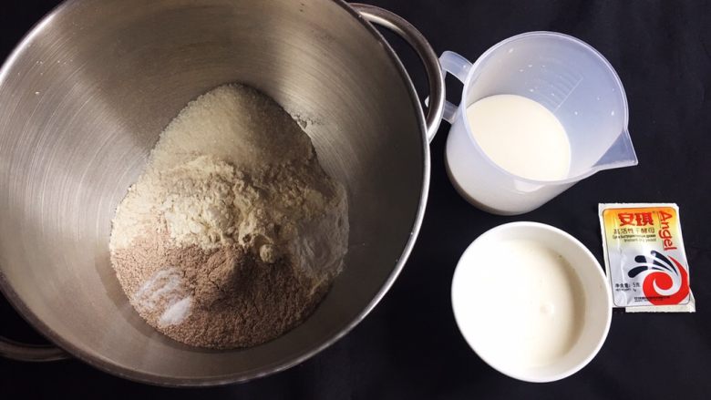 黑麦哈斯面包,材料清单,黑麦粉和高筋粉放入厨师机,加入盐和细砂糖。