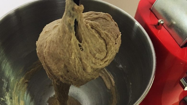 黑麦哈斯面包,厨师机二档速度搅拌35分钟,中间厨师机休息几分钟再搅拌。