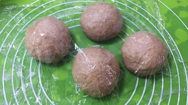 黑麦哈斯面包,分成四个剂子,盖上保鲜膜静置20分钟。