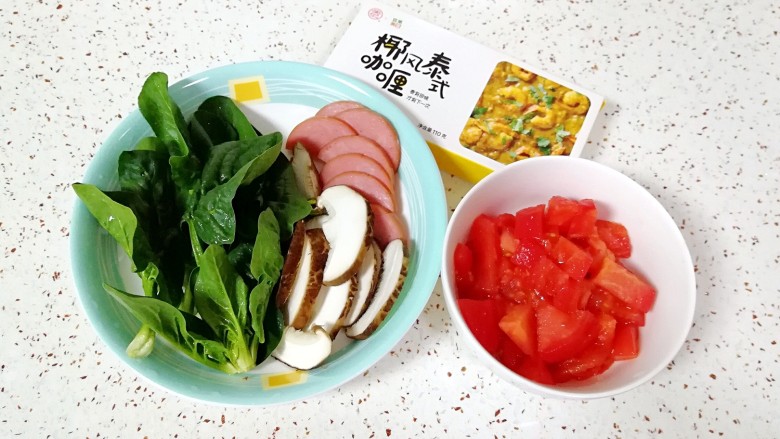 咖喱泡面, 准备好食材，<a style='color:red;display:inline-block;' href='/shicai/ 117'>菠菜</a>洗干净，<a style='color:red;display:inline-block;' href='/shicai/ 437'>火腿肠</a>切片，<a style='color:red;display:inline-block;' href='/shicai/ 230'>香菇</a>洗干净切成片，<a style='color:red;display:inline-block;' href='/shicai/ 3551'>西红柿</a>洗干净去皮切成小块。