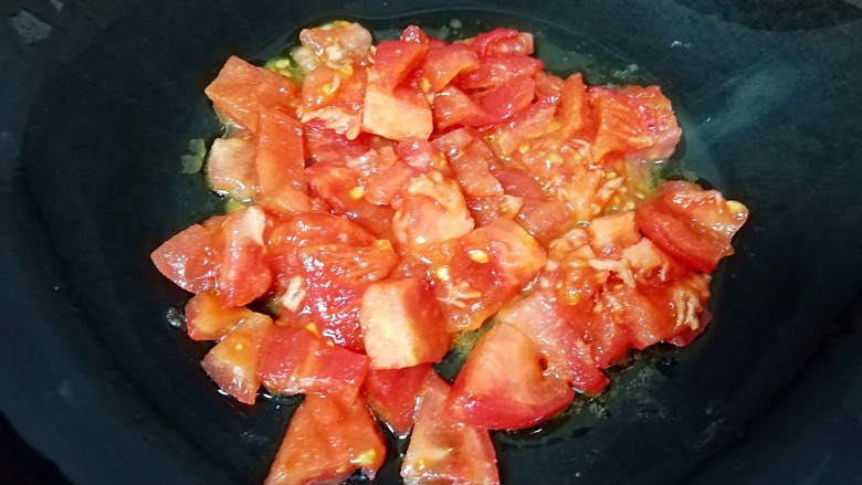 咖喱泡面, 炒锅烧热倒入少许食用油,下入西红柿。