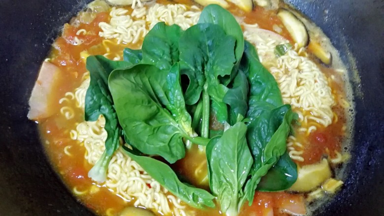 咖喱泡面,下入菠菜烧开煮1分钟,关火出锅。