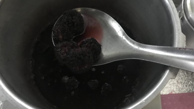 杨梅季为家人熬杯杨梅汁,大概二十几分钟杨梅熬得软趴趴的,就可以了。