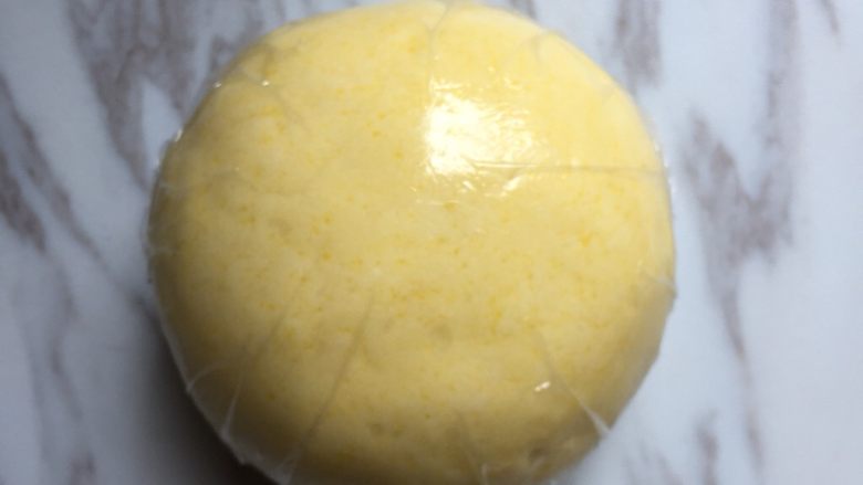 蛋黄小奶豆,揉成光滑面团,入冰箱冷藏,看了一下时间,一小时就可以了