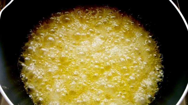 焦糖杏仁酥,开中火进行加热,至115℃出现浓稠的泡泡即可关火。