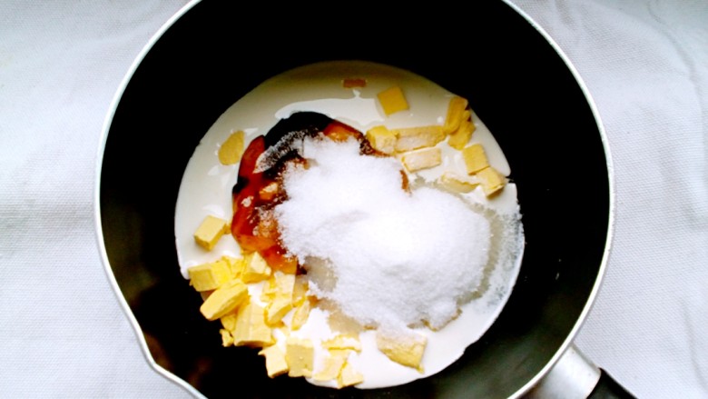 焦糖杏仁酥,将杏仁脆材料中,除了<a style='color:red;display:inline-block;' href='/shicai/ 2451'>杏仁片</a>之外的所有材料都倒入锅中。