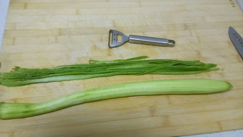 蒜蓉蒸丝瓜,<a style='color:red;display:inline-block;' href='/shicai/ 57'>丝瓜</a>去皮。