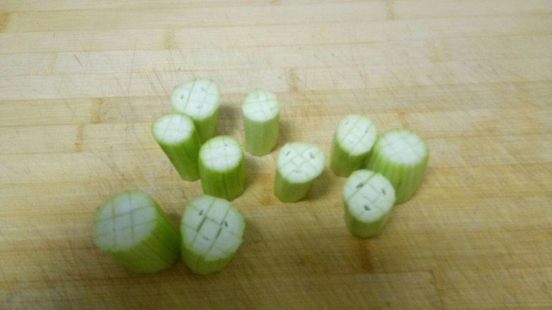 蒜蓉蒸丝瓜,竖着切井字刀，别切段。