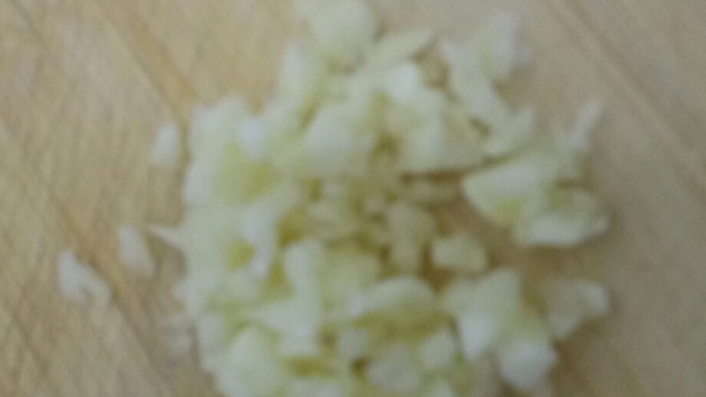 蒜蓉蒸丝瓜,蒜切碎。
