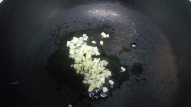 蒜蓉蒸丝瓜,热锅凉油，放入<a style='color:red;display:inline-block;' href='/shicai/ 6559'>蒜蓉</a>。