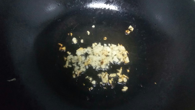 蒜蓉蒸丝瓜,炒至金黄色关火。