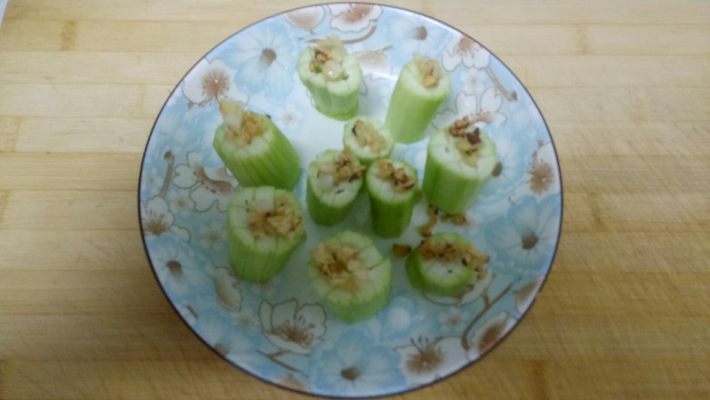 蒜蓉蒸丝瓜,均匀倒在丝瓜上。