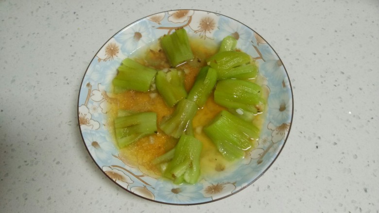 蒜蓉蒸丝瓜,水开后蒸5分钟。