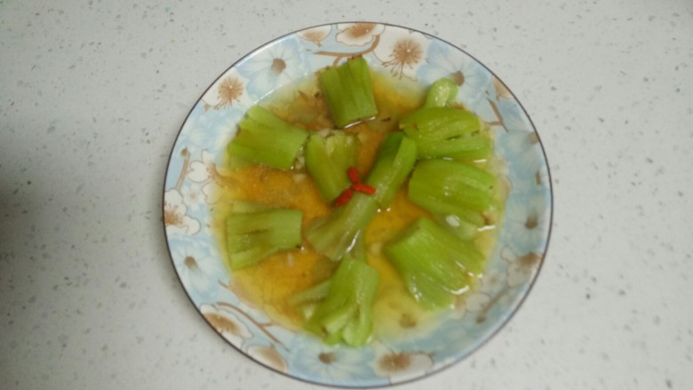 蒜蓉蒸丝瓜,放上枸杞点缀。