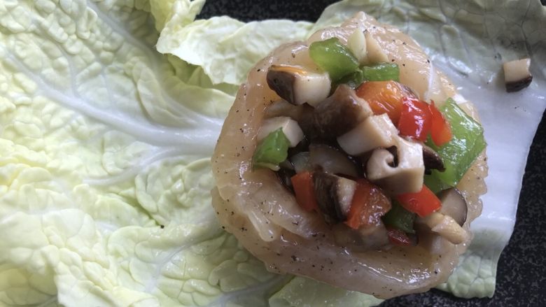 少油减脂菜,彩蔬鸡肉盏,用小勺把彩蔬勺进鸡肉里,不要太多。