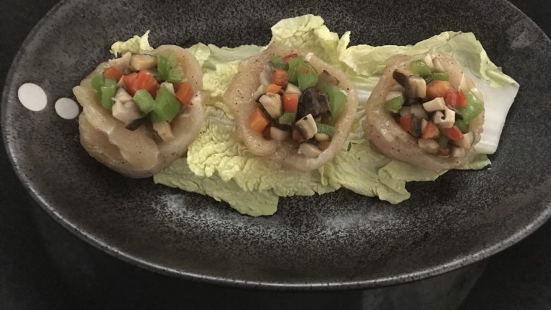 少油减脂菜,彩蔬鸡肉盏,大火,蒸锅水烧开,放上鸡肉盏。蒸8-10分钟。