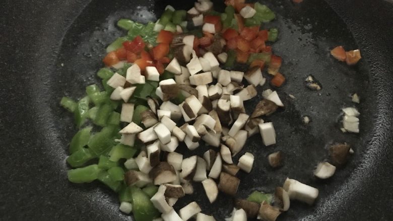少油减脂菜,彩蔬鸡肉盏,再把彩蔬粒全部倒入翻炒。