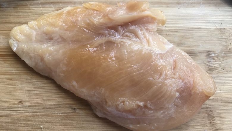 少油减脂菜,彩蔬鸡肉盏,<a style='color:red;display:inline-block;' href='/shicai/ 101'>鸡胸肉</a>洗净。