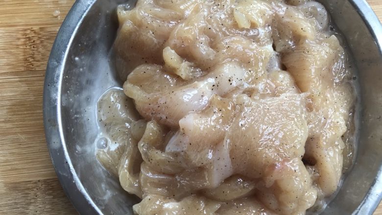少油减脂菜,彩蔬鸡肉盏,加淀粉和水,抓均匀腌15分钟。