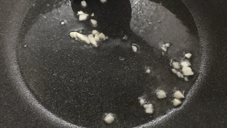 少油减脂菜,彩蔬鸡肉盏,先下蒜蓉炒香。