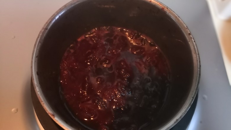 法式煎鹅肝,车厘子熬熟后,用勺子压碎。